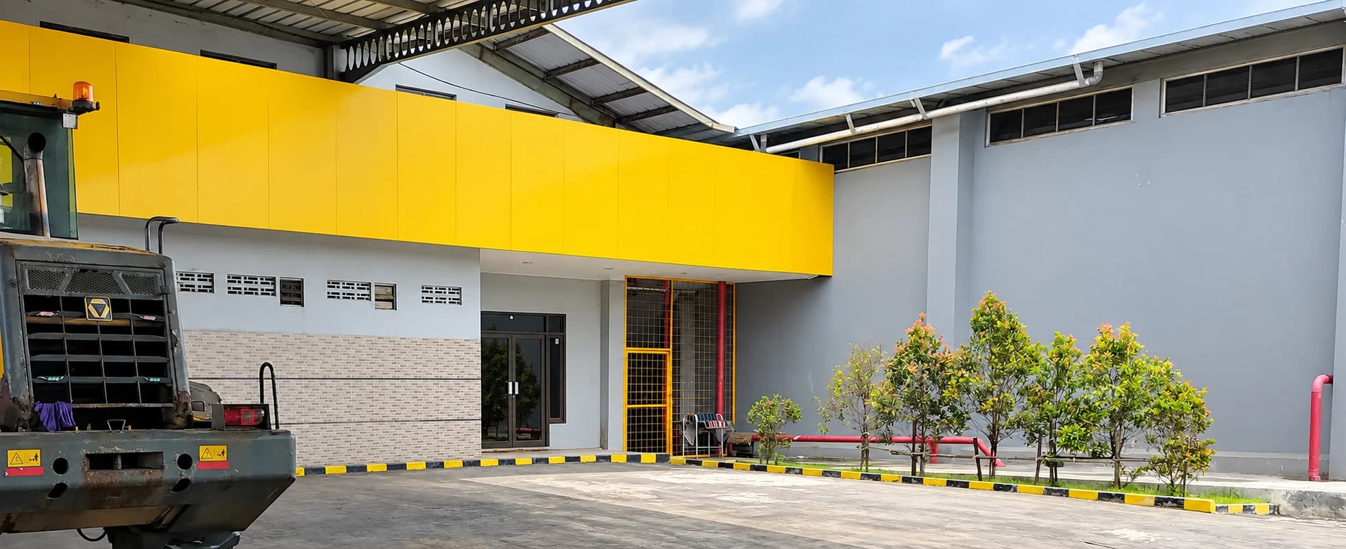 Halaman dan bangunan pabrik pengolahan garam NGC